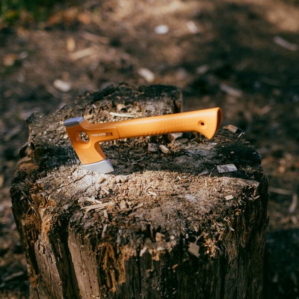 Фото - Топор Fiskars Х13 + точило (1075437)